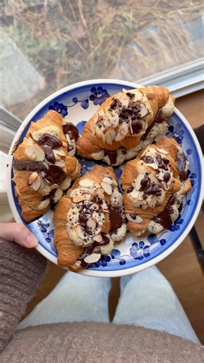 my first recipe of the new year and it’s an easy one because there’s no time for anything complicated at the moment. We’ve got store-bought croissants, earl grey almond frangipane, earl grey simple syrup & chocolate. Aaaand if you’re not a fan of the tea you can always leave it out for some delicious chocolate almond croissants. 🤎 find the full recipe on my blog! | Fresh Bean Bakery