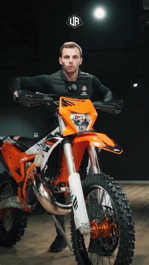 Universal Ride Motors Group (KTM Grenoble) on Instagram: "🔥 NOUVELLE KTM EXC 300 HARD ENDURO 2026 🔥 La référence ultime de l’enduro extrême est arrivée 💥 La KTM EXC 300 Hard Enduro 2026, c’est du pur ADN racing : moteur 2T mythique, châssis affûté et équipements taillés pour le hard. 📍 Disponible dès maintenant à la concession Universal Ride Pour le franchissement, l’enduro technique ou les pilotes qui veulent ce qui se fait de mieux. 📞 04 85 58 00 35 📩 ventes@universalride.com #universalr