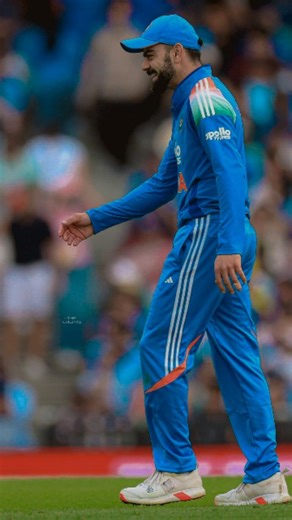 virat__kohli__fanpages__18 on Instagram: "1997년 개봉한 영화 Titanic은 잭과 로즈의 운명적인 사랑을 통해 비극 속에서도 오래 남는 감정의 깊이를 보여주는 작품입니다. 화려한 연출보다 인물의 감정에 더 집중한 제임스 카메론 감독의 스타일은 지금 다시 봐도 묘하게 가슴을 울리죠. 배가 침몰하는 장면이 아닌, 두 사람이 서로를 바라보던 순간들이 더 강하게 기억에 남는 영화이기도 합니다. 이 감정을 완성해주는 곡이 바로 셀린 디온의 *“My Heart Will Go On”*입니다. 처음 들으면 잔잔한데, 어느 순간 자연스럽게 가슴이 벅차오르는 느낌을 줍니다. 특히 후반부의 고조되는 보컬은 영화 속 잭과 로즈의 마지막 장면과 겹쳐지면서 괜히 마음이 서늘해지기도 하고요. 많은 분들이 “이 노래가 나오면 왜 그 장면이 자동으로 떠오르는지 모르겠다”고 말하는데, 그만큼 영화와 음악이 자연스럽게 얽혀 있는 곡입니다. 1998년 아카데미 주제가상을 비롯해 여