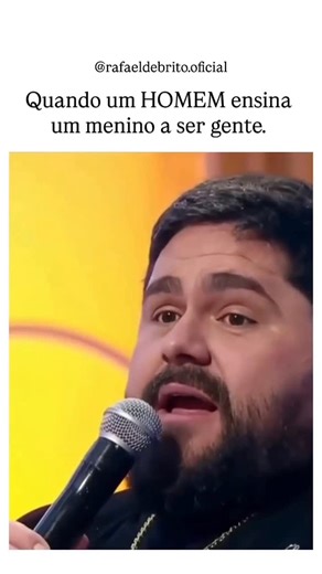 Rafael de Brito on Instagram: "“Nunca vá contra a família. Nunca.” Inspirado em O Poderoso Chefão: não importa o quanto as coisas fiquem pesadas dentro de casa, os problemas da família se resolvem na família. Nunca fale mal dos seus para quem está de fora. Nunca ataque quem divide o mesmo sangue (ou o mesmo amor) com você na frente de estranhos. Nunca entregue nas mãos de outros o que só pertence a vocês. Porque lavar roupa suja em público não limpa nada — só mancha mais. A lealdade não é só uma
