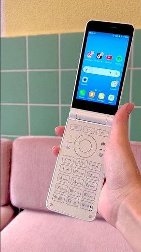 This White Samsung Flip Phone Can Run Your Favourite Apps! Introducing the Samsung Folder 2 G160N!