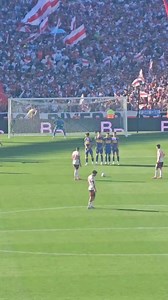 Are doar 17 ani și deja e urmărit de cele mai tari echipe din lume. Franco Mastantuono pare noul diamant al fotbalului argentinian și, probabil că în scurt timp, își va face debutul și în naționala mare, după ce a jucat deja pentru juniorii și tineretul Argentinei. Iar duminică, a marcat acest gol pentru River Plate, în Superclasico, meci câștigat de echipa sa contra lui Boca Juniors, 2-1. | We Love Sport