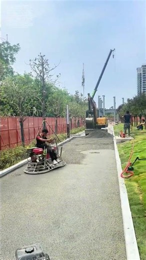 Beton glätten mit Maschine: Wie ein Bauarbeiter den Weg für Dauerhaftigkeit ebnet