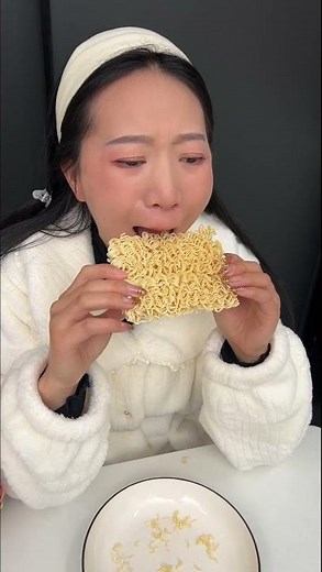 أختي تساعد أمي التي ليس لديها أسنان في تناول الطعام!