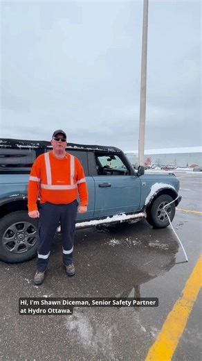 If your vehicle ever comes in contact with a downed line, the safest thing you can do is stay where you are - inside the vehicle. Call 911 and then Hydro Ottawa at 613-738-6400. Your vehicle acts as a barrier against an electric current, so as long as you stay put, you’re protected. But if there’s another emergency, like a fire, and you can’t safely stay inside, Hydro Ottawa’s Senior Safety Partner, Shawn Diceman, demonstrates how to exit your vehicle safely. - Si votre véhicule entre en contact