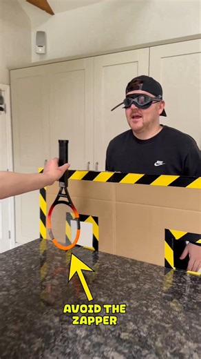 Avoid the big zapper ⚡ #shorts #games