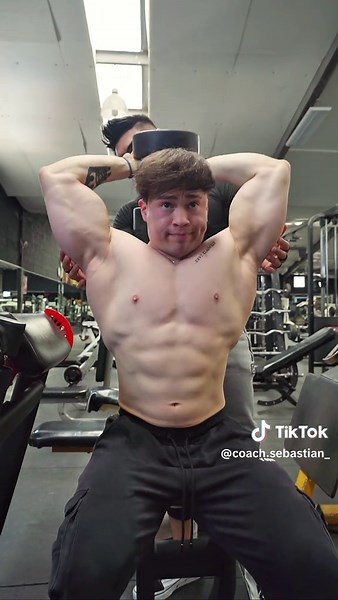 La copa con mancuerna no es solo un ejercicio más, es el secreto para darle volumen real a tu brazo. 🫡 Muchos se enfocan en bíceps, pero recuerda: El 70% del tamaño del brazo es TRÍCEPS. 🤝🏼 🔥 Clave del éxito: \t•\tEstira profundo, siente cómo rompe la fibra. \t•\tNo abras el codo, mantén la técnica limpia, aunque por el tamaño de brazo de @Alexis Segovia se le dificulte un poco. 🫣 \t•\tAquí no ganas por peso, ganas por control y tensión. ¿Quieres ese look de brazo pesado y marcado? Entonces