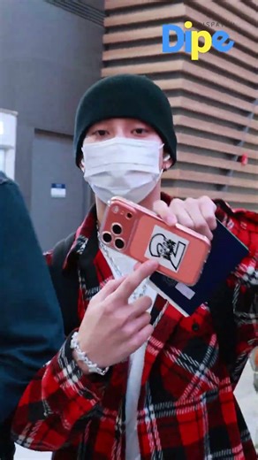 LNGSHOT what did they stick on that phone?👀#lngshot #롱샷 #dispatch