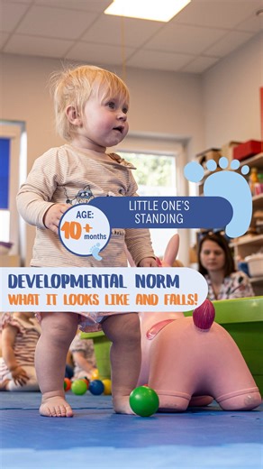 ✨ The second-to-last big milestone in your Baby’s development — independent standing 💪 From this moment, it’s just a small step to the first independent steps every parent eagerly awaits 👣 How can you help your Baby reach this stage? Through balance and stability exercises ⚖️ 🎾 Sitting on the ball – a fantastic daily activity you can start around the end of the 7th month. 🪑 Balancing on your lap – seat your Baby with their back against you, hold them at hip level, lift your heels, and lower 
