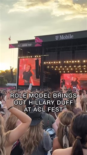 KGSR on Instagram: "LIVE FROM ACL FEST: @rolemodel brings out @hilaryduff as Sally 😍 🎥 @lucasmoney #hilaryduff #rolemodel #sally #aclfest"