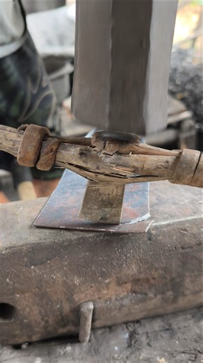 cara memotong besi untuk membuat mata tembilang ⚒️#blacksmith #art #handmade #youtubeshorts #usa#fyp