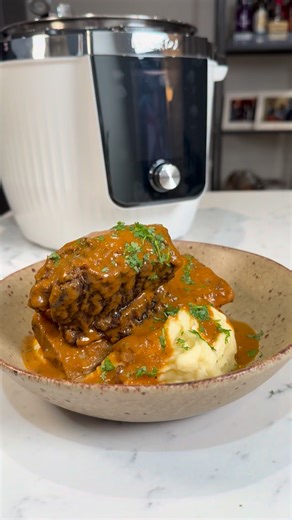 Instant Pot Short Ribs 😍 These would usually need hours of cooking, with the instant pot it took only 45 minutes! 🤯 Full recipe below 👇 I used my brand new @instantpotuk Instant Pot Pro in coconut white! 👌 �4 beef short ribs�1 onion, roughly chopped�2 carrots, roughly chopped�2 celery sticks, roughly chopped�4 garlic cloves, crushed�2 tbsp tomato purée�250ml beef stock�250ml red wine�2 tbsp Worcestershire sauce�1 tsp dried thyme� Here’s how to make it:� 1. Season the short ribs with salt and