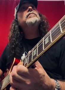 It’s been exactly a week since I sliced my finger in Newcastle (Upon Tyne) and dodged a bullet by barely missing a tendon. This is my first attempt at playing guitar in a week. I’m taking it slow and using really light @ernieball strings. Thanks to everyone who’s asked about the healing process. Still gonna play a lot of slide at my gig tomorrow but I’m hopeful to get back on track here shortly. As you can see at the end my calluses have pretty much bailed so you can see the string indentation o