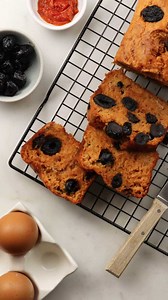 Un cake aussi bon, ça se partage ! Découvrez le thon nature de Saupiquet : un produit 100% moelleux et savoureux sans avoir à l’égoutter. 🍴: Recette du “Cake au thon, pesto rouge & olives” dispo sur l’app et sur https://jow.fr/recettes/cake-thon-pestorouge-olives-8i3e2rf2by0gkco61a0x?covers=6 | Jow