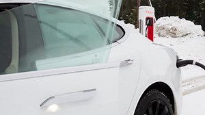 8.1K views · 33 reactions | Con las bajas temperaturas del 2024, varios dueños de autos Tesla se vieron afectados en las centrales de carga y con sus propios vehículos. Lo viste en #VuelveAVerEnLocales | Univision Chicago | Facebook