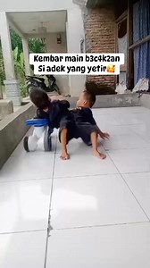 Hanya main berdua Adam Malika #fyp #reelsfypシ #jangkuanluas #AnakIstimewa #viralpost #kembar | Rini Alazka Novin