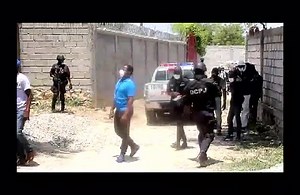 DGPNH-Coordination de Presse et des Relations Publiques/Allo La Police / Reportage-Bilan 28 avril 2020 La Coordination de Presse et des Relations Publiques de la Police Nationale d'Haïti, à travers son Unité de Production Audiovisuelle , " Allo La Police " , soumet à votre appréciation un bilan de l'ensemble des activités et opérations réalisées par les Forces de l'Ordre , allant de la période de mars à avril 2020. Ceci est pour vous donner une idée du travail des personnels policier et administ