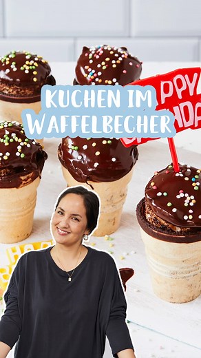 Kuchen im Waffelbecher📌 Rezept zum Speichern Diese Küchlein sind perfekt für die nächste Kinder-Geburtstagsparty. Mit diesen Mini-Kuchen aus der Waffel bleiben die Kinderhände garantiert sauber - und es braucht keine Gabel oder Teller! 😋❤️ ZUTATEN 1 Dose Mandarinen (Abtropfgewicht: ca. 140 g) 100 g weiche Butter 70 g Zucker 1 Pck. Vanillinzucker 1 Prise Salz 2 Eier 150 g Mehl 2 TL Backpulver 20 Waffelbecher 100 g Zartbitterkuvertüre ein paar Zuckerstreusel zum Bestreuen ZUBEREITUNG 1. Schritt