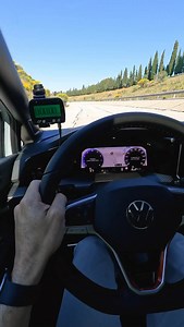 Así acelera de 0 a 1.000 metros el nuevo Volkswagen Golf GTI ClubSport de 300 CV. ¿Habrá sido más rápido que el Golf R? Si quieres conocer a fondo este nuevo Golf GTI ClubSport, no te pierdas nuestra prueba en GarageDays by AutoScout24. #coches #motor | AutoScout24