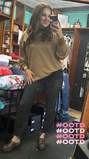 This top & clog combo is TOOOO CUTE!!!! | Mid Mo Trends