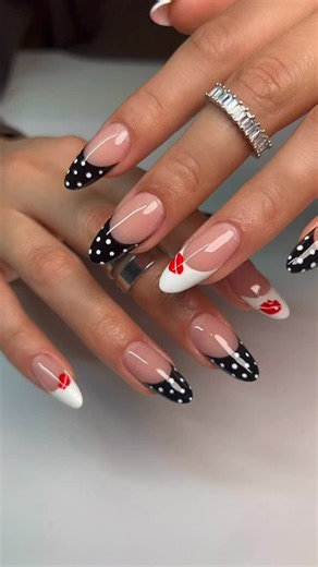 ALMA 🤍 on Instagram: "Ready for her night 💋 CODE : Alma @vbeautypure Cover: Classic Nude Gels: 045,048 Liner: Red"