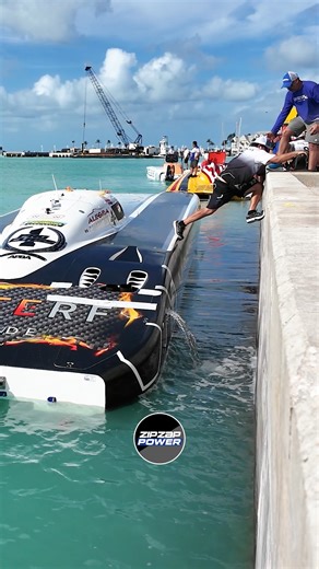Rev it Bro! Pro Class 1 race boat pushes off the seawall in Key West. | Zip Zap Power