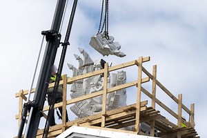 VIDEO ja FOTOD | Vene kultuurikeskuse fassaadilt eemaldati nõukogudeaegne vapp