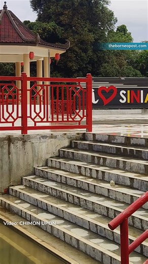 Rising water levels submerge part of the Siniawan Waterfront, as the northeast monsoon continues to batter parts of Sarawak. Stay safe, everyone. | The Borneo Post