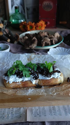 Smörstekta kantareller med burrata och bröd
