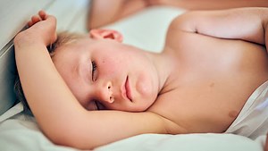 Mon enfant se réveille la nuit, pourquoi et que faire ?