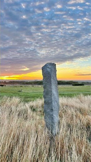 Stunning Dawn at Long Tom | Fyfield Down, Wiltshire #longtom #wiltshire #fyfielddown #standingstones