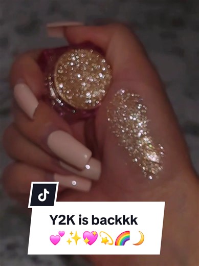 Apparently 2016 makeup is officially back?! ✨️💖💫🌈🌙 #y2k #2016makeup #glitter ##glittereyeshadow #makeup