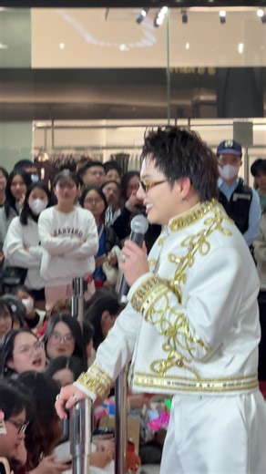 Duy Khánh Nhái Hương Giang: Hài Hước và Duyên Dáng