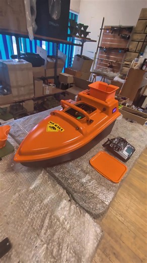 Le monocoque orange de Joel. préparation brushless et installation du rotofeeder #toslon #bateauamorceur #anatec #baitboat