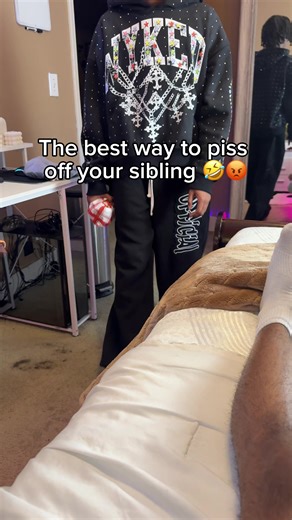 I’d be so mad 🤣 #prank #siblings #ragebait #gift | prank