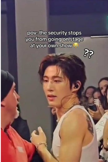 The most unexpected concert fails that made the show even more memorable! 🎤😂 #ConcertFails #UnexpectedSurprises #LiveMusicMishaps #UnforgettableConcert #StageBlooper