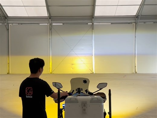 要买凯威格K12的摩友一定要看到这条视频，简单粗暴直测凯威格 K12摩托车射灯，90瓦高亮度这铺路范围也太广了吧，纯相机直出才是最真实的！