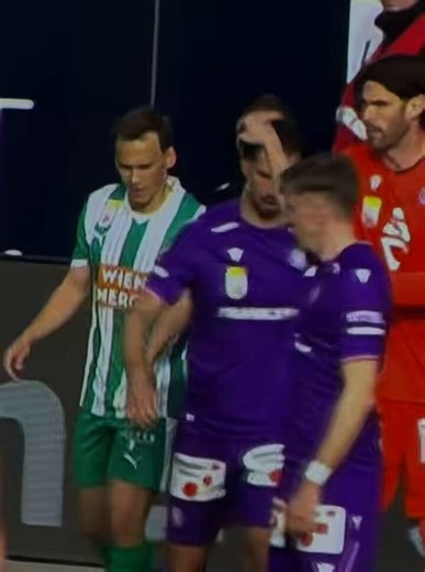 Warum hat sich #Wurmbrand hier nicht fallen lassen?Sonst fallen Fußballer bei jedem leichten Windstoß wie ein Blatt Papier#FAKSCR