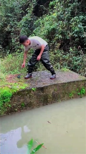 ​River Fishing in the Mountains | Traditional Techniques #fishing #fishinglife #fishingshorts