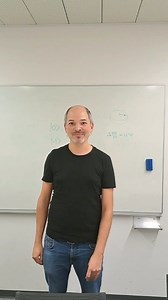 Quantum Computing – ein Quantensprung? (TUForMath Vortragsankündigung von Markus Faustmann) In den letzten Jahren liest und hört man vermehrt von Quantencomputern. Was sind aber Quantencomputer und worauf basieren Sie? Welches Potential haben sie, unsere Welt zu revolutionieren? Und warum spielt hierbei auch die Mathematik eine fundamentale Rolle? Im Vortrag behandelt Markus Faustmann diese Fragen, als Beispiel wird er eine Zahl auf einem Quantencomputer in ihre Primfaktoren zerlegen. 7.11.2024 