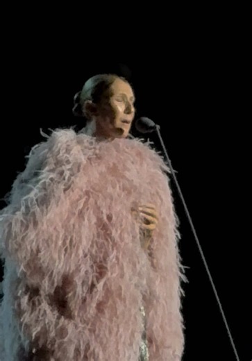 Céline Dion reprend l’air d’opéra « la wally » à la 1ère date de sa résidence parisienne a la plenitude arena (anciennement la défense arena) 12.09.2026 ❄️Des flocons de mousse tombent du ciel et rendent l’instant encore plus magique #celinedion2026 #paris2026 #celinedionparis2026 12.09.2026 #CD2026 @Celine Dion @Plenitude Arena