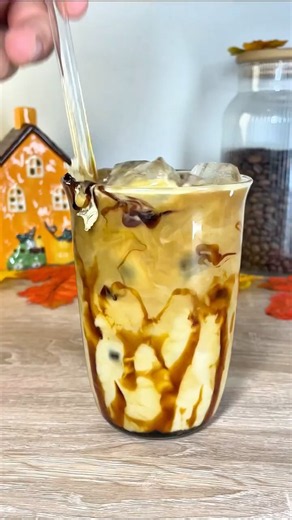 Starbucks Caramel Macchiato ☕️ #coffee #starbucks #starbuckscoffee #satisfying