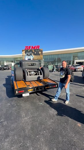 Sema Show 2025 Na parte externa este Ford F6 - Coe chama atenção com um Ford 5 janelas em cima. | Garagem Old School