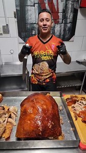 614K views · 10K reactions | Pernil Asado al estilo del Gallo Tripletero. #TraeTuFamilia #DateLaVuelta #SomosPuertoRico #Vieques #Culebra #LaIslaDelEncanto #SiNoTieneCueritoNoEsDelGalloTripletero #LaEmergencia #ApoyaLoDeAqui #VegaAlta #Pernil #Lechon #Jangueo #Party #DigaElDebilFuerteSoy #Familia #PR | Kiosko El Gallo Tripletero | Facebook