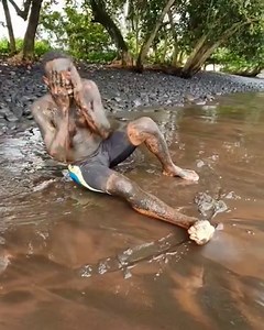 Les belles plages de sables noirs de Limbé. De passage dans cette belle cité balnéaire entre mer et montagne, n'hésitez pas d'essayer un bain de sables noirs ⚫ au bord des plages sauvages. L'HOTEL SEME BEACH offre sans doute un cadre idéal pour ce type d'activité, vous pourrez ensuite vous baigner dans la piscine d eau claire naturelle qui coule du mont Etinde ( flanc du Mont Cameroun) jusqu'à l'océan Atlantique. | Tourismo Cameroun