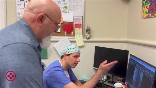 While visiting family in North Texas on Christmas, Mike Slagle felt what seemed like indigestion — but it was something far more serious. He went to Medical City Dallas, where doctors diagnosed a severe heart attack caused by a blocked artery. Mike was transferred to Medical City Heart Hospital, where Brian Conway, MD, an interventional cardiologist, discovered a complete blockage in his right coronary artery. A coronary angioplasty and stent placement restored blood flow, saving Mike’s life. Le