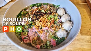 Easy and Delicious Preparation of Pho Soup Broth - วิธี​ท​ำน้ำชุป​เฝอ​ลาวหอมอร่อย Inrédients: - 1 kg de queue de bœuf (plat de côtes ou jarret de bœuf) - 4 litres d'eau - 2 oignons - 1 tête d'ail - 30 g de gingembre - 1 cuillère à soupe de graines de poivre - 1 cuillère à soupe de graines de coriandre - 2 anis étoilé - 1 bâton de cannelle - 2 cuillères à soupe de sel - 50 g de sucre - 3 cuillères à soupe de sauce de poisson - Carottes, brocoli ou du navet blanc - 2 cuillères à café de glutamate 
