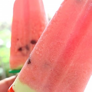 39K views · 606 reactions | Super easy watermelon popsicles are made with watermelon so they taste and look just like the real thing! Full recipe : https://www.youtube.com/watch?v=8PSkmd2sZvU | TabiEats | Facebook