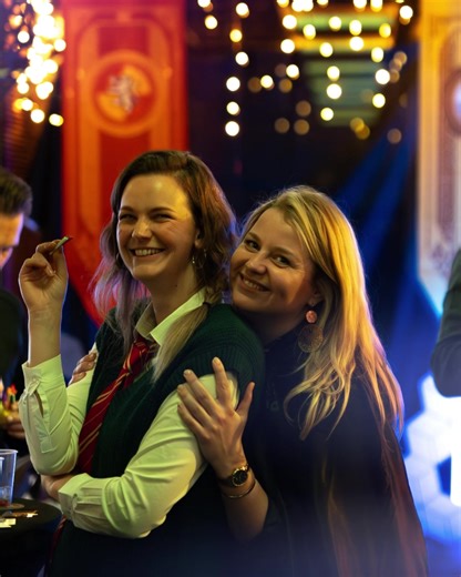 Jingle Spells Christmas Party ⚡ Dit jaar stond ons kerstfeest volledig in het teken van magie. Met een beetje moderne tovenarij hielp AI ons om de beleving nóg magischer te maken ✨ Tijdens het Jingle Spells kerstfeest werd iedereen ingedeeld in zijn of haar Hogwarts-huis en kon het feest écht beginnen. 🪄 We genoten van de lekkerste chocolade kikkers en magische verrassingen van Dana's kitchen, terwijl AnypartyNL zorgde voor betoverende deuntjes en beats. Na een inspirerende toespraak van headma