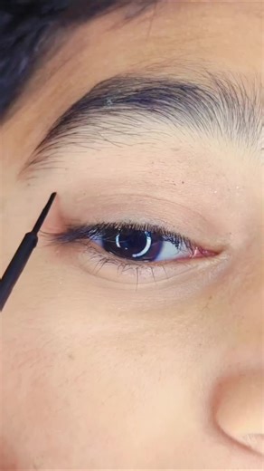 Mastering the Winged Eyeliner Challenge